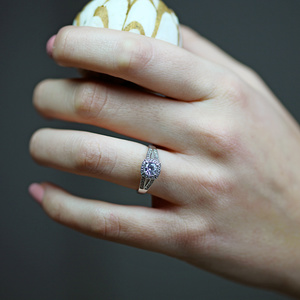 Apate W Briliant - netradiční zásnubní prsten z bílého zlata
