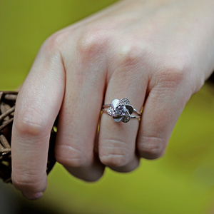 Azureta White - robustní zásnubní prsten z bílého zlata