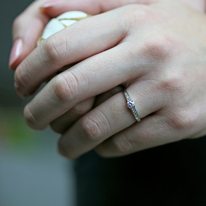 Dafne White  - krásný zásnubní prsten z bílého zlata 