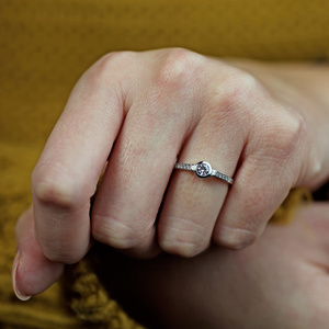 Ida White  - jemný zásnubní prsten 
