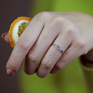 Klára White - sympatický zásnubní prsten v bílém zlatě