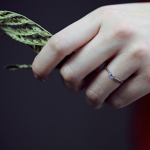Leona White  - zásnubní prsten z bílého zlata 