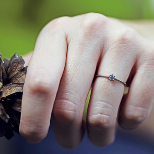 Lyra White - tradiční zásnubní prsten z bílého zlata