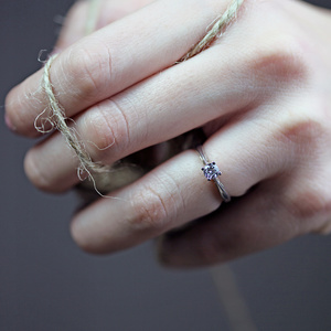 Vilma White - sofistikovaný zásnubní prsten z bílého zlata
