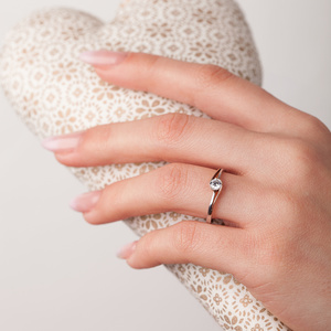Selina White - zásnubní prsten z bílého zlata