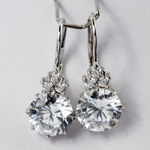 Lady nádherné stříbrné náušnice